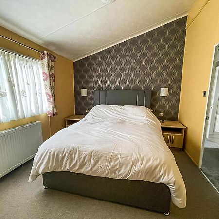 Stunning Lodge With Decking At Oaklands Holiday Park In Essex Ref 39017Rw Clacton-on-Sea Eksteriør billede