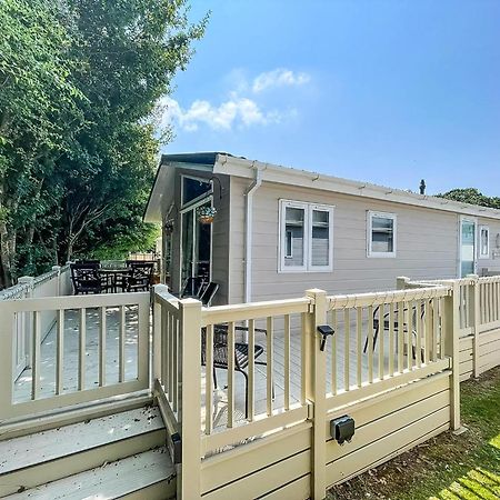Stunning Lodge With Decking At Oaklands Holiday Park In Essex Ref 39017Rw Clacton-on-Sea Eksteriør billede