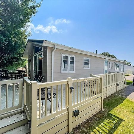 Stunning Lodge With Decking At Oaklands Holiday Park In Essex Ref 39017Rw Clacton-on-Sea Eksteriør billede