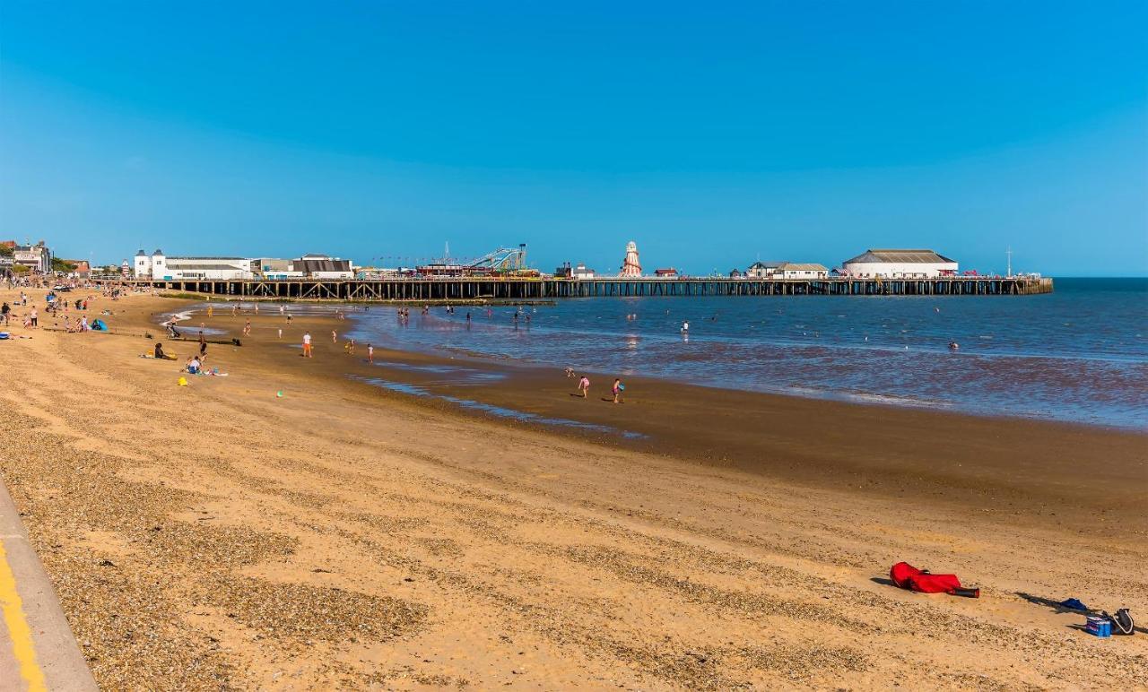 Stunning Lodge With Decking At Oaklands Holiday Park In Essex Ref 39017Rw Clacton-on-Sea Eksteriør billede