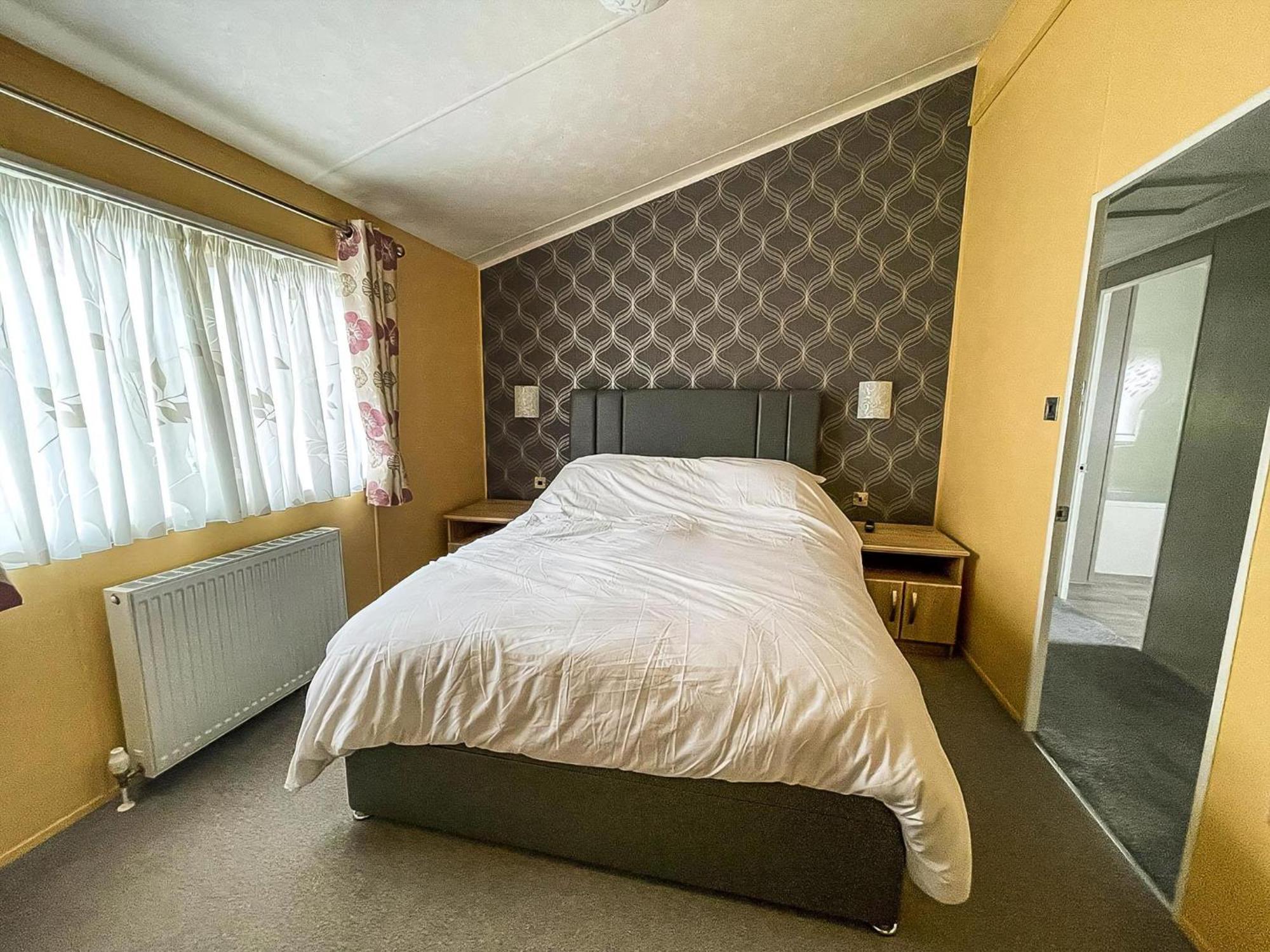 Stunning Lodge With Decking At Oaklands Holiday Park In Essex Ref 39017Rw Clacton-on-Sea Eksteriør billede