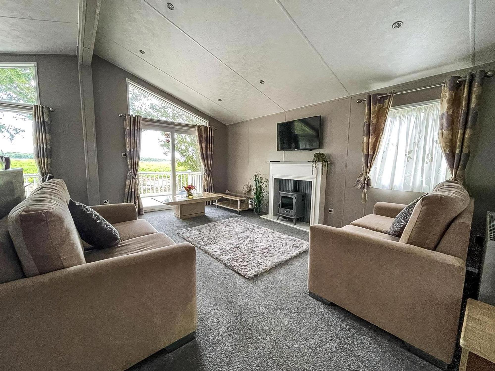 Stunning Lodge With Decking At Oaklands Holiday Park In Essex Ref 39017Rw Clacton-on-Sea Eksteriør billede