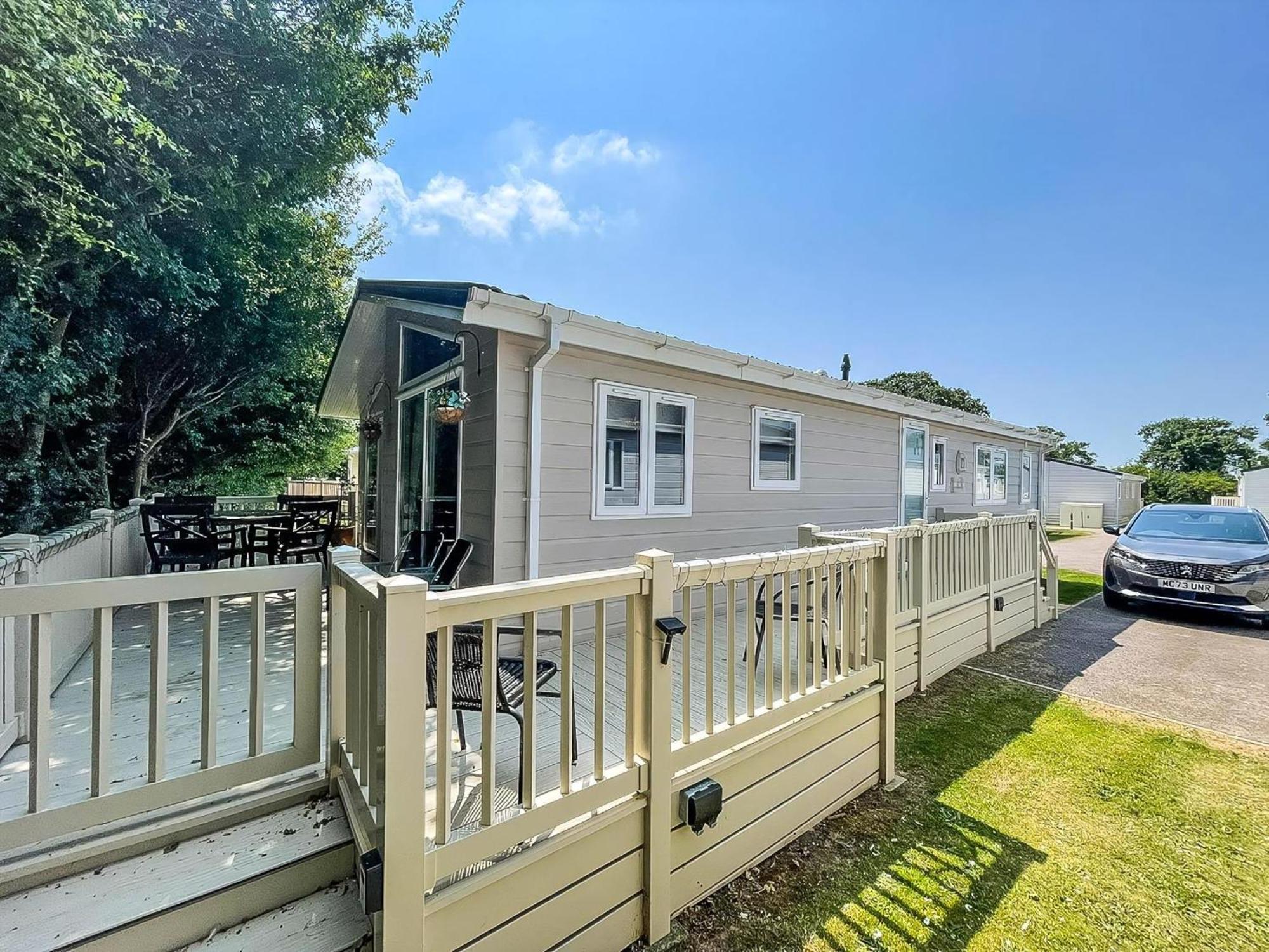 Stunning Lodge With Decking At Oaklands Holiday Park In Essex Ref 39017Rw Clacton-on-Sea Eksteriør billede