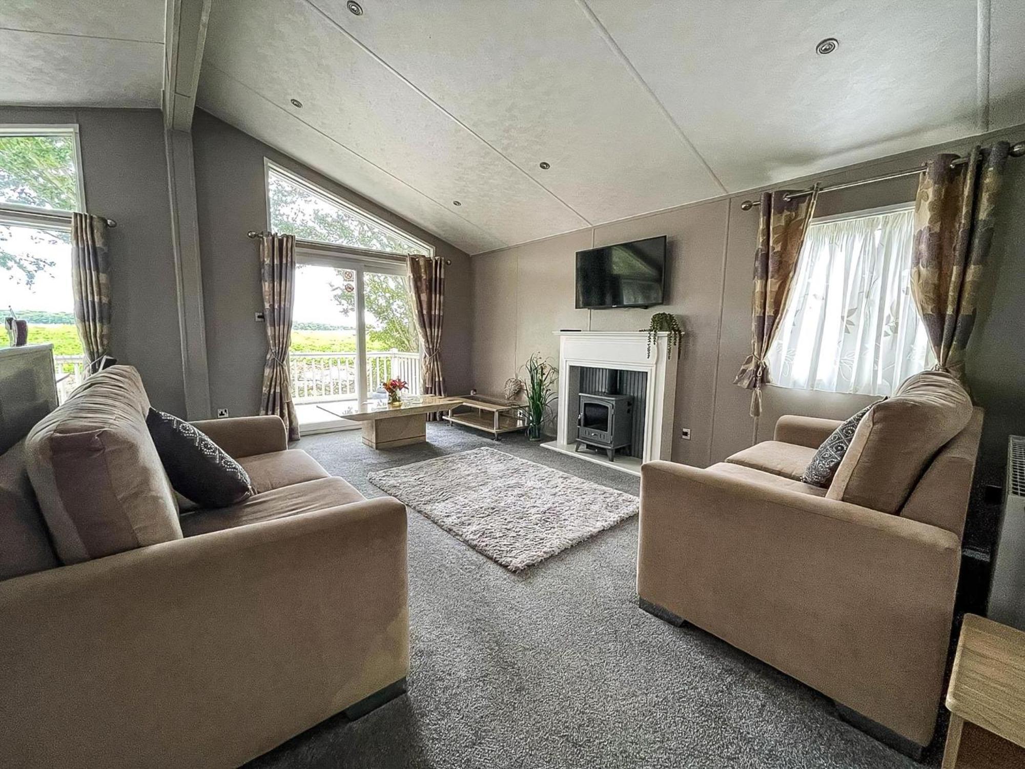 Stunning Lodge With Decking At Oaklands Holiday Park In Essex Ref 39017Rw Clacton-on-Sea Eksteriør billede